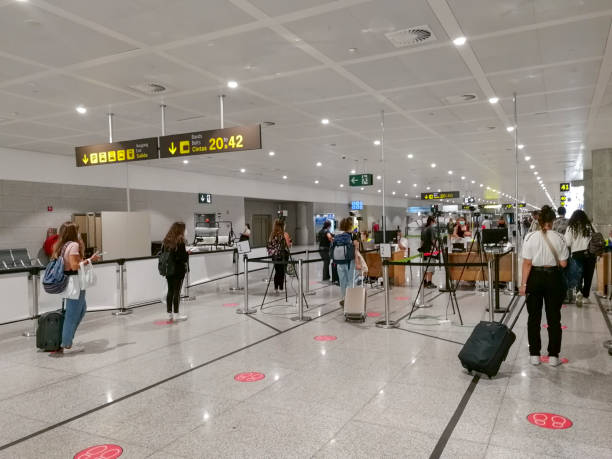 persone nel punto di misurazione della temperatura dell'aeroporto, checkpoint - 5412 foto e immagini stock