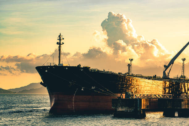 petroliere in un porto, hong kong - oil storage tank storage compartment fuel and power generation foto e immagini stock