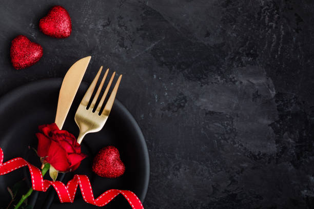 день святого валентина стол настройки с пластиной, золотой нож, вилка, красная роза, лента и сердца - food valentines day color image photography стоковые фото и изображения