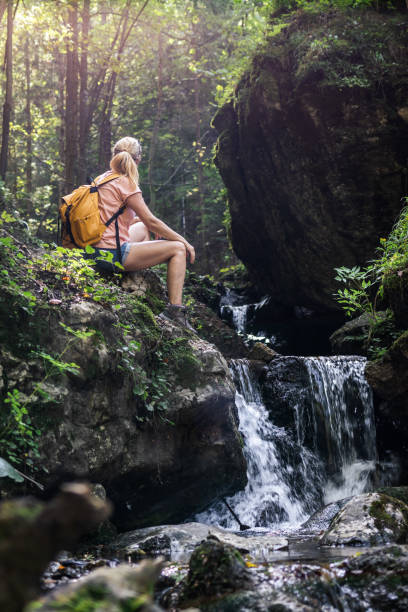 entspannung in der natur. touristischewanderung im wald - waterfall water nature zen like stock-fotos und bilder