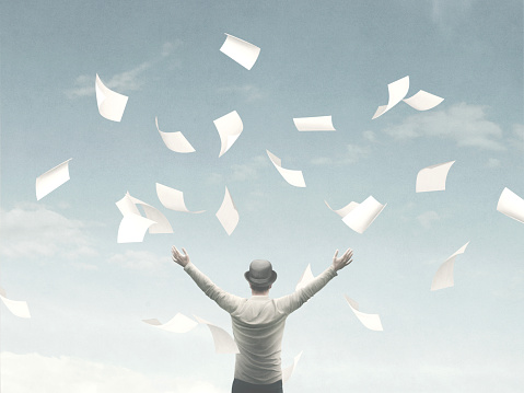 ilustración del hombre lanzando hojas de papel en el aire, concepto surrealista photo