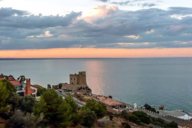 vista aerea di roseto capo spulico durante un bellissimo tramonto sul mare - italy calabria ancient city foto e immagini stock