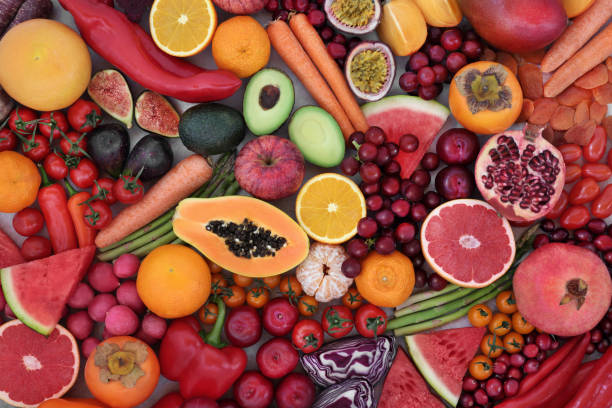 фрукты и овощи очень высоко в ликопине - carotene стоковые фото и изображения