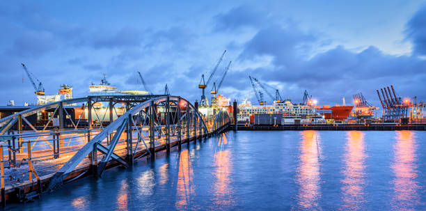 puerto de hambug - hamburg germany elbe river illuminated freight transportation fotografías e imágenes de stock