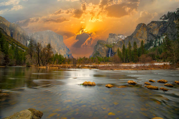 hermosa vista en el valle de yosemite con media cúpula y el capitán del río merced - yosemite national park winter waterfall california fotografías e imágenes de stock