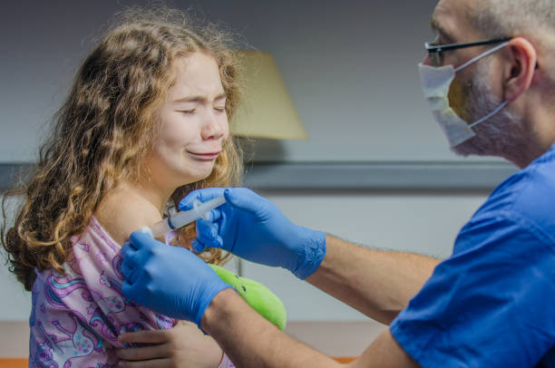 小さな女の子がワクチンを受ける - little girls vaccination child caucasian ストックフォトと画像