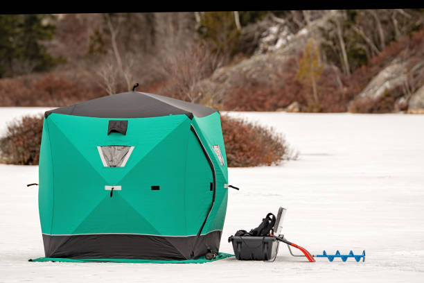 아이스 낚시 텐트 - ice fishing 뉴스 사진 이미지