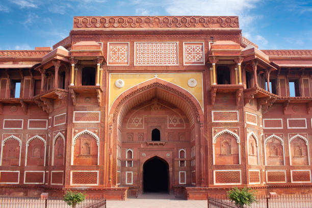 palais de jahangir dans la journée ensoleillée dans le complexe de fort rouge à agra, uttar pradesh, inde - india new delhi indian culture pattern photos et images de collection