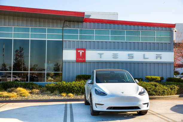 fremont, ca, eua - 20 de janeiro de 2021: fábrica da tesla, uma empresa americana de veículos elétricos e energia limpa com sede em palo alto, califórnia - tesla - fotografias e filmes do acervo