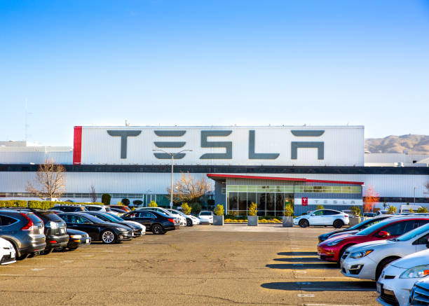 米国カリフォルニア州フリーモント - 2021年1月20日:テスラ工場、カリフォルニア州パロアルトに拠点を置くアメリカの電気自動車およびクリーンエネルギー会社 - car dealership editorial car horizontal ストックフォトと画像
