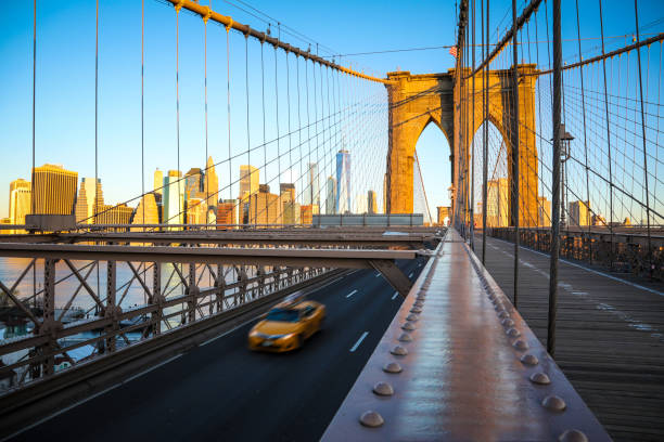 new york city brooklyn bridge manhattan centrum skyline żółta taksówka - brooklyn bridge taxi new york city brooklyn zdjęcia i obrazy z banku zdjęć