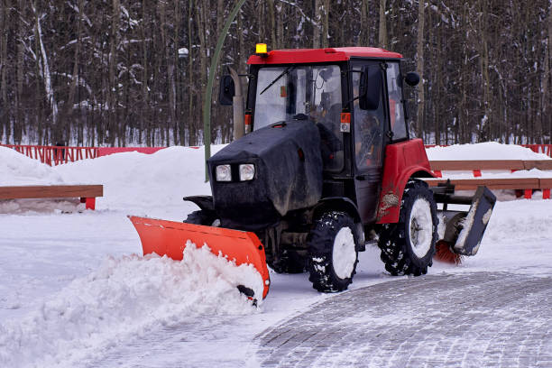 ein traktor reinigt den schnee im park nach starkem schneefall. winterlandschaft, hintergrund - snow park road cold stock-fotos und bilder