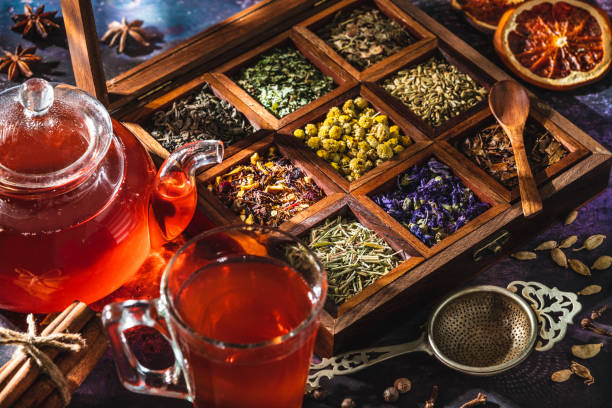 tè rosso con una scatola di erbe da tè e spezie aromatiche - lavender mint tea foto e immagini stock