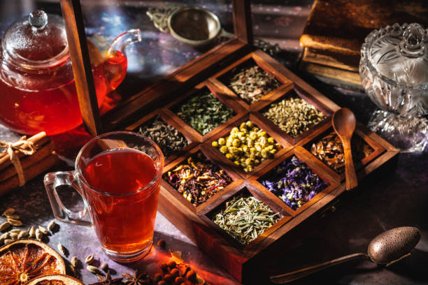 tè rosso con una scatola di erbe da tè e spezie aromatiche - lavender mint tea foto e immagini stock