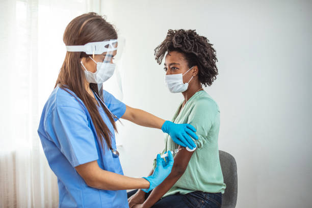 vaccine and pandemics stills with people on a clinic environment. - syringe healthcare and medicine vaccination nurse imagens e fotografias de stock