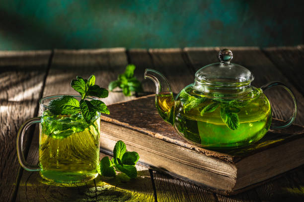 tè alla menta marocchino, tè alla menta maghrebino dell'africa settentrionale con tè verde - morocco tea glass mint tea foto e immagini stock