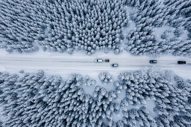 amazing winter scenery captured from a drone - vista aérea de carro isolado imagens e fotografias de stock