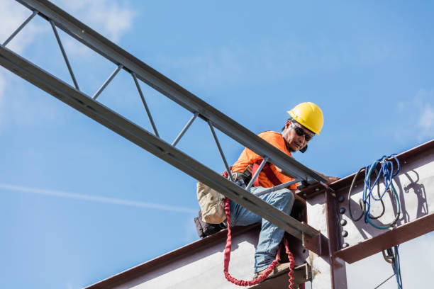 ironworker au chantier installant la joist de toit - aciériste photos et images de collection