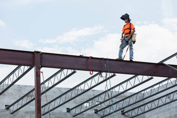 hutnik na placu budowy instaluje blachę dachową - welding welder steel construction zdjęcia i obrazy z banku zdjęć