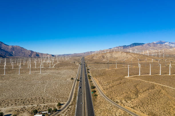 palm springs wind farm ubicado a la salida de hwy 10. - hill green california grass fotografías e imágenes de stock