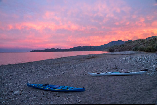 kayaks on the beach at twilight - concho imagens e fotografias de stock