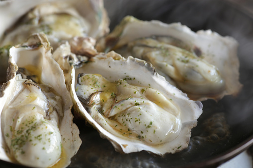 Oysters, bake, shells, oysters with shells, butter grilled, soy sauce, sizzle, sizzle, steam, frying pan, net