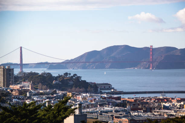 vue de pont de golden gate de la colline russe, san francisco, la californie. - san francisco county lombard street street house photos et images de collection