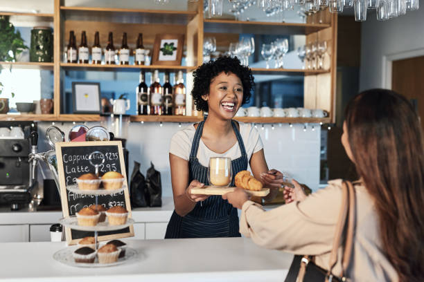 good service goes a long way - coffee serving cafeteria worker checkout counter imagens e fotografias de stock