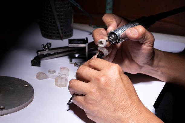 手粉砕ホイールによるダイヤモンド切断工程 - diamond cutting rough gem ストックフォトと画像