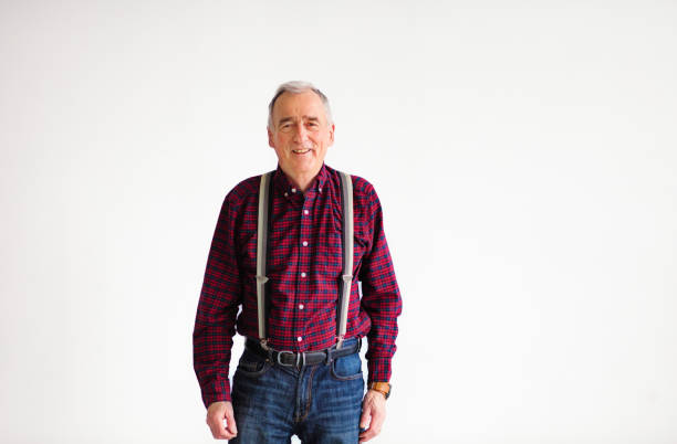 チェック柄のシャツとサスペンダーを持つ70年代後半の先輩男性のウエストアップ肖像画 - canadian culture flash ストックフォトと画像