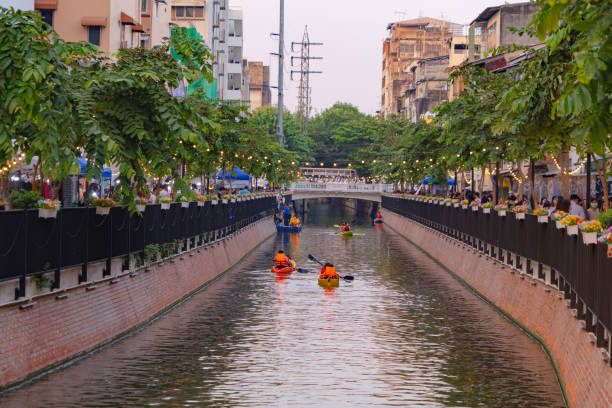 방콕에서 보트, 카누 또는 카약을 노를 젓는 관광객. 태국옹 앙 운하. 사람들 라이프 스타일 모험 활동 레크리에이션. 도보 거리. - asia bangkok nautical vessel canal 뉴스 사진 이미지