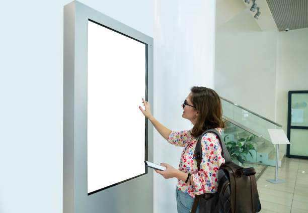 woman with phone uses self-service desk - ecrã tátil imagens e fotografias de stock