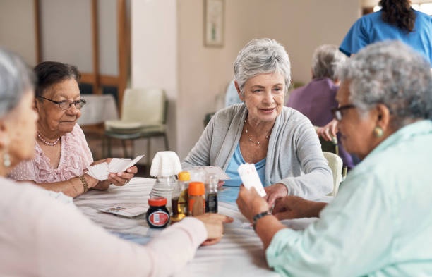 leurs cœurs restent jeunes quand ils s’amusent - senior adult leisure games playing care photos et images de collection