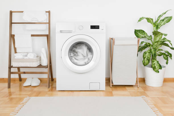 현대적인 세탁기와 직물이 있는 세탁실 내부 - 빨래방 뉴스 사진 이미지