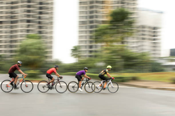 męski criterium road bike race w panoramowaniu zdjęcia - racing bicycle cyclist sports race panning zdjęcia i obrazy z banku zdjęć