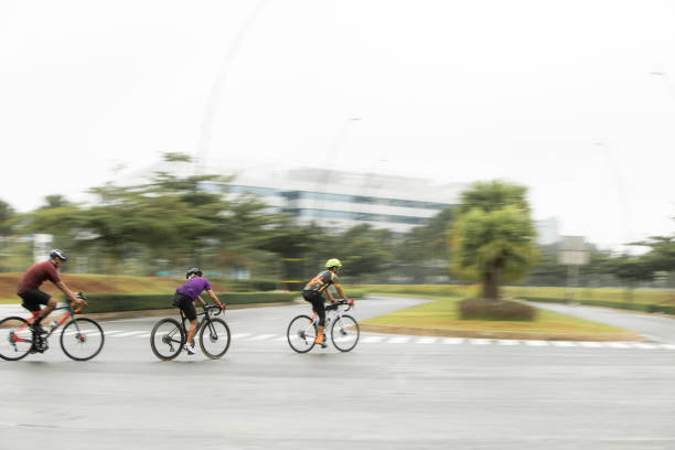 męski criterium road bike race w panoramowaniu zdjęcia - racing bicycle cyclist sports race panning zdjęcia i obrazy z banku zdjęć