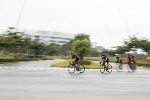 męski criterium road bike race w panoramowaniu zdjęcia - racing bicycle cyclist sports race panning zdjęcia i obrazy z banku zdjęć