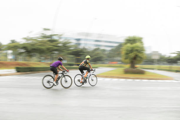 męski criterium road bike race w panoramowaniu zdjęcia - racing bicycle cyclist sports race panning zdjęcia i obrazy z banku zdjęć
