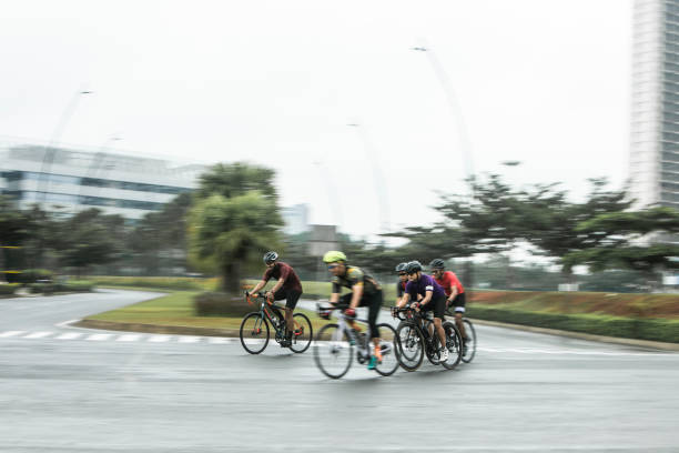 męski criterium road bike race w panoramowaniu zdjęcia - racing bicycle cyclist sports race panning zdjęcia i obrazy z banku zdjęć