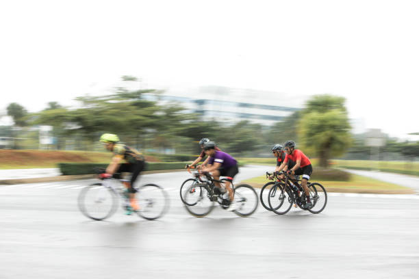 męski criterium road bike race w panoramowaniu zdjęcia - racing bicycle cyclist sports race panning zdjęcia i obrazy z banku zdjęć