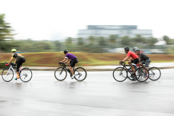 męski criterium road bike race w panoramowaniu zdjęcia - racing bicycle cyclist sports race panning zdjęcia i obrazy z banku zdjęć