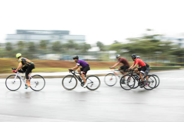 męski criterium road bike race w panoramowaniu zdjęcia - racing bicycle cyclist sports race panning zdjęcia i obrazy z banku zdjęć