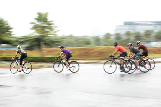 męski criterium road bike race w panoramowaniu zdjęcia - racing bicycle cyclist sports race panning zdjęcia i obrazy z banku zdjęć