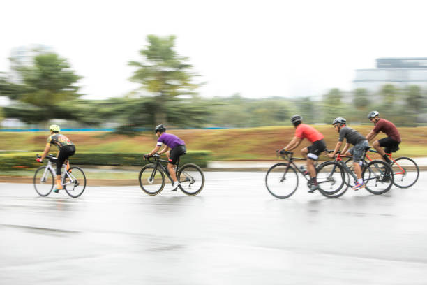 męski criterium road bike race w panoramowaniu zdjęcia - racing bicycle cyclist sports race panning zdjęcia i obrazy z banku zdjęć