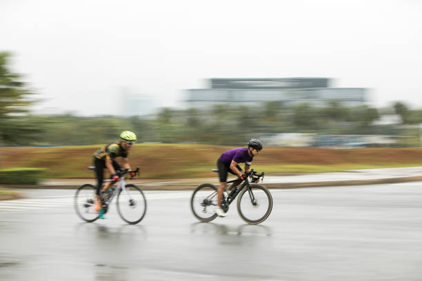 męski criterium road bike race w panoramowaniu zdjęcia - racing bicycle cyclist sports race panning zdjęcia i obrazy z banku zdjęć