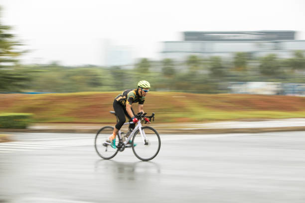 męski criterium road bike race w panoramowaniu zdjęcia - racing bicycle cyclist sports race panning zdjęcia i obrazy z banku zdjęć