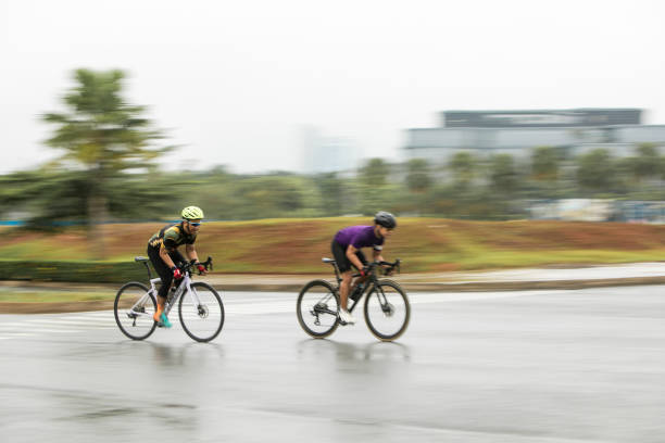 męski criterium road bike race w panoramowaniu zdjęcia - racing bicycle cyclist sports race panning zdjęcia i obrazy z banku zdjęć