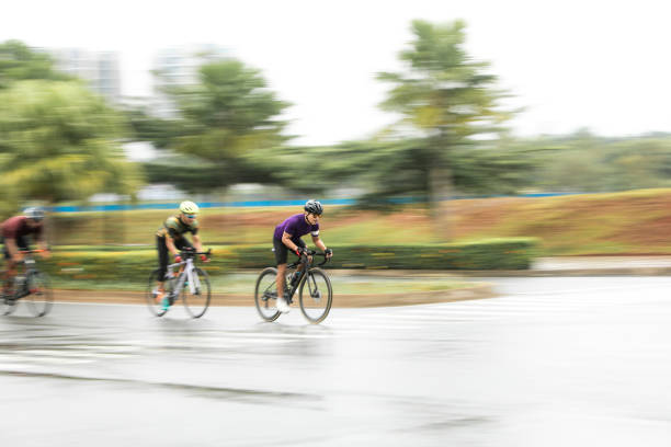 męski criterium road bike race w panoramowaniu zdjęcia - racing bicycle cyclist sports race panning zdjęcia i obrazy z banku zdjęć