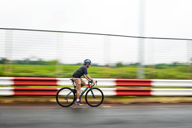 męski criterium road bike race w panoramowaniu zdjęcia - racing bicycle cyclist sports race panning zdjęcia i obrazy z banku zdjęć