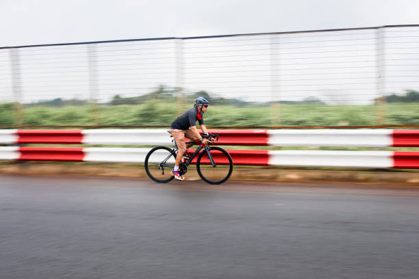 męski criterium road bike race w panoramowaniu zdjęcia - racing bicycle cyclist sports race panning zdjęcia i obrazy z banku zdjęć